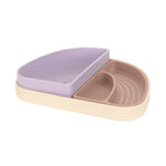 Das Kinder Menüteller Set aus Silikon, Design Cat von Lässig, bietet drei vielseitige Schalen zum kreativen Servieren von Speisen. Flexibel, strapazierfähig und platzsparend – perfekt für kleine Essanfänger ab 6 Monaten. Spülmaschinen- und mikrowellenfest.
