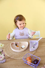 Das Kinder Menüteller Set aus Silikon, Design Cat von Lässig, bietet drei vielseitige Schalen zum kreativen Servieren von Speisen. Flexibel, strapazierfähig und platzsparend – perfekt für kleine Essanfänger ab 6 Monaten. Spülmaschinen- und mikrowellenfest.

