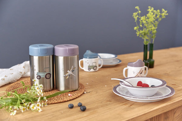 Babybrei to go – Der praktische LÄSSIG Thermobehälter aus der Adventure Kollektion für unterwegs wird von einer hübschen Libelle geziert.  Mit dem doppelwandigen Thermobehälter aus Edelstahl ist der Brei oder das Mittagessen für die Kleinen auch unterwegs sofort servierbereit.