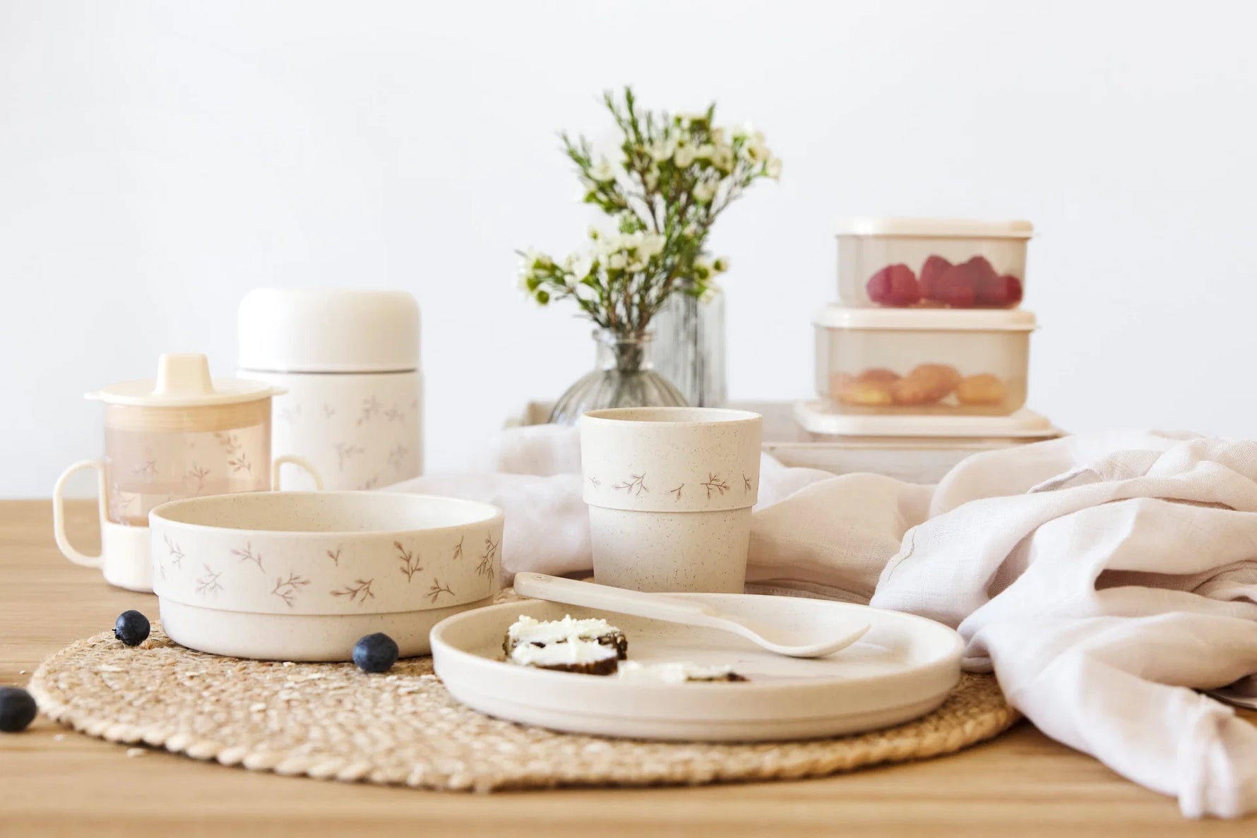 Das Kinder Geschirr Set aus der Cozy Beginnings Kollektion punktet mit Funktionalität, liebevollem Design und ressourcenschonendem Material. Das Kindergeschirr ist leicht sowie mikrowellen- und spülmaschinengeeignet.&nbsp;