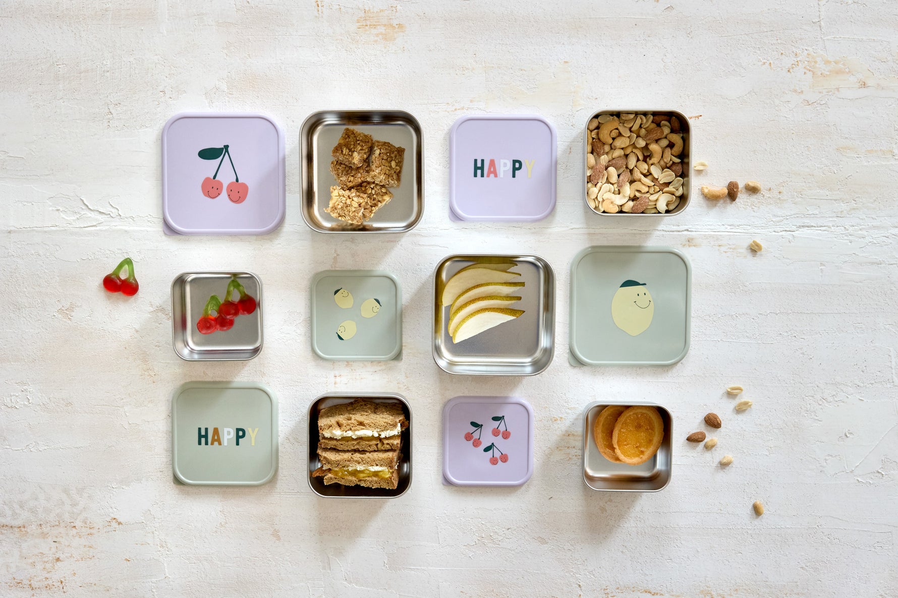  Die drei Edelstahl Snackboxen im Happy Fruits Cherry Design sind ideal für Obst, Gemüse und kleine Snacks unterwegs. Die Dosen sind BPA-frei, spülmaschinengeeignet und dank der drei unterschiedlichen Größen platzsparend ineinander stapelbar.