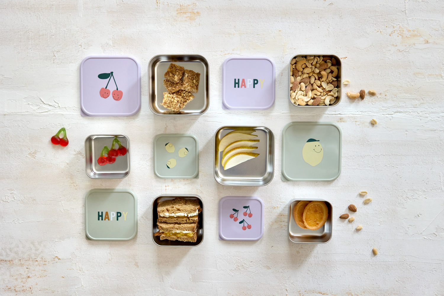 Die drei Edelstahl Snackboxen im Happy Fruits Lemon Design sind ideal für Obst, Gemüse und kleine Snacks unterwegs. Die Dosen sind BPA-frei, spülmaschinengeeignet und dank der drei unterschiedlichen Größen platzsparend ineinander stapelbar.