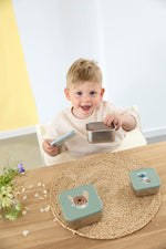 Die praktischen LÄSSIG Edelstahl Snackboxen im 3-er Set aus der Tiny Team Kollektion sind die idealen Begleiter für Schule, Kindergarten oder unterwegs. Obst, Gemüse oder Brote finden in den fröhlichen Snackboxen ihren Platz.