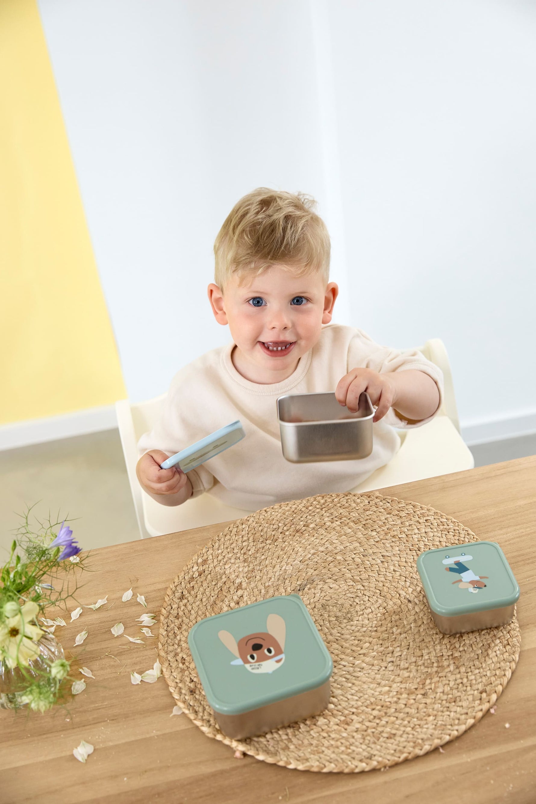 Die praktischen LÄSSIG Edelstahl Snackboxen im 3-er Set aus der Tiny Team Kollektion sind die idealen Begleiter für Schule, Kindergarten oder unterwegs. Obst, Gemüse oder Brote finden in den fröhlichen Snackboxen ihren Platz.