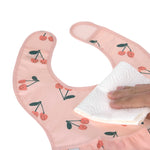 Die 2 mittelgroßen Lätzchen mit Auffangschutz aus der Happy Fruits Kollektion von Lässig schützen die Kleidung zuverlässig vor Flecken. Sie sind leicht, wasserdicht und mit einem praktischen Klettverschluss ausgestattet – ideal für Babys von 6 bis 24 Monaten. Einfach zu reinigen und perfekt für unterwegs. So bleibt das Essen entspannt und sauber!