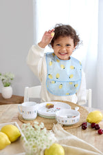 Diese 2 mittelgroßen Lätzchen mit Auffangschutz aus der Happy Fruits Kollektion von Lässig schützen die Kleidung zuverlässig vor Flecken. Sie sind leicht, wasserdicht und einfach mit Klettverschluss anzulegen. Ideal für Babys von 6 bis 24 Monaten, sind sie waschbar und perfekt für unterwegs. So bleibt das Essen entspannt und sauber – für mehr Spaß am Esstisch!

