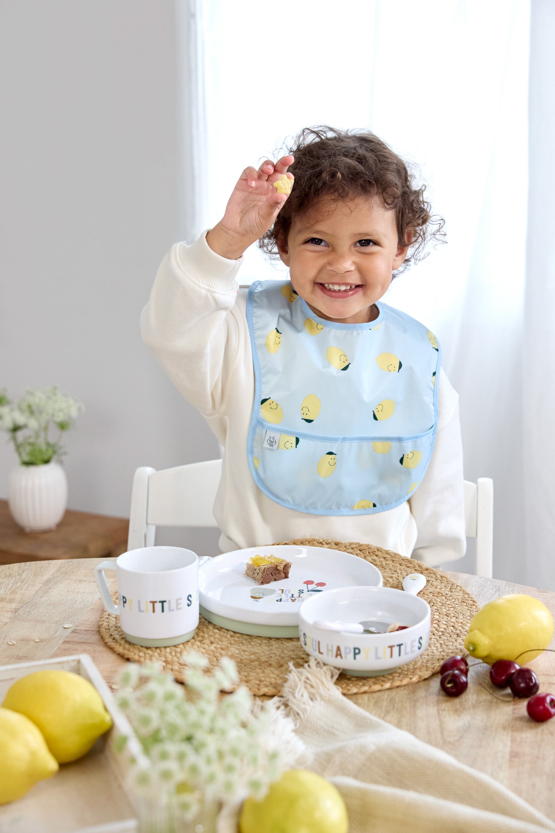 Diese 2 mittelgroßen Lätzchen mit Auffangschutz aus der Happy Fruits Kollektion von Lässig schützen die Kleidung zuverlässig vor Flecken. Sie sind leicht, wasserdicht und einfach mit Klettverschluss anzulegen. Ideal für Babys von 6 bis 24 Monaten, sind sie waschbar und perfekt für unterwegs. So bleibt das Essen entspannt und sauber – für mehr Spaß am Esstisch!

