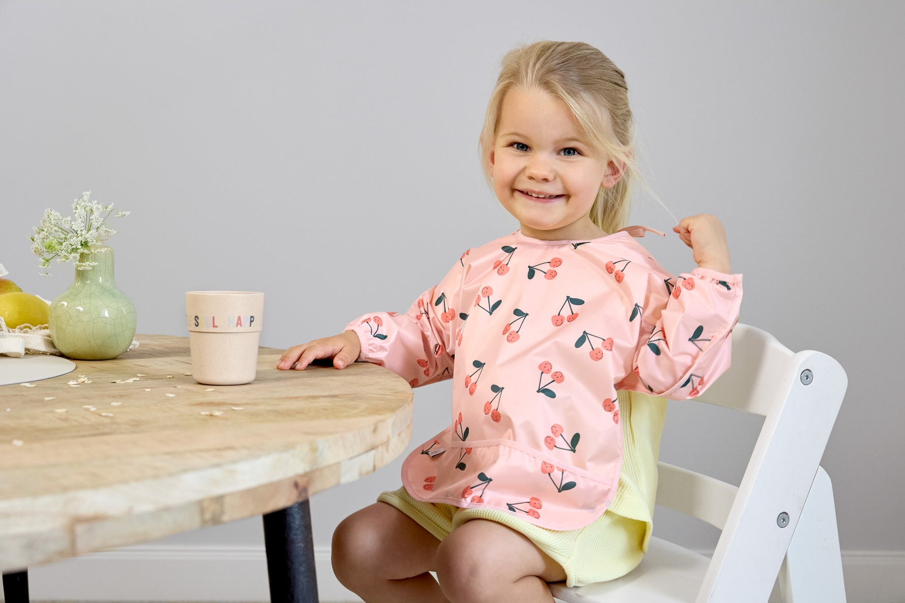 Die zwei langärmeligen Ärmellätzchen im fröhlichen Kirschen-Design von Lässig schützen Kleidung zuverlässig beim Essen, Malen und Basteln. Sie sind wasserdicht, verstellbar und leicht – perfekt für Kinder von 6 bis 24 Monaten. Einfach zu reinigen und bequem zu tragen.

