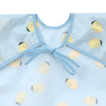 Die zwei langärmeligen Ärmellätzchen im fröhlichen Zitronen-Design von Lässig schützen Kleidung zuverlässig beim Essen, Malen und Basteln. Sie sind wasserdicht, verstellbar und leicht – perfekt für Kinder von 6 bis 24 Monaten. Einfach zu reinigen und bequem zu tragen.