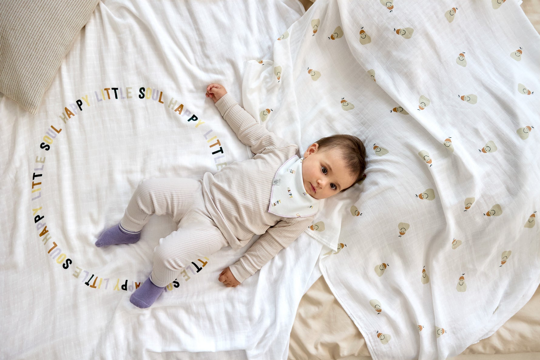 Die 120 x 120 cm großen Mulltücher im Happy Fruits Pear Design von Lässig sind vielseitig einsetzbar – ob als Spuck- und Schmusetuch oder Decke. Aus atmungsaktiver Viskose (Bambusfaser) und Baumwolle gefertigt, sind sie besonders sanft zur Babyhaut.