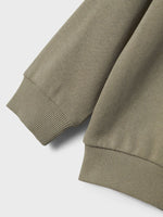 Dieses Sweatshirt aus ungebürstetem Sweatstoff bietet dank glatter Oberfläche und weichen Innenschlaufen hohen Tragekomfort. Mit Rundhalsausschnitt, langen Ärmeln und gerippten Bündchen ist es ein bequemer und moderner Alltagsbegleiter für Kinder.