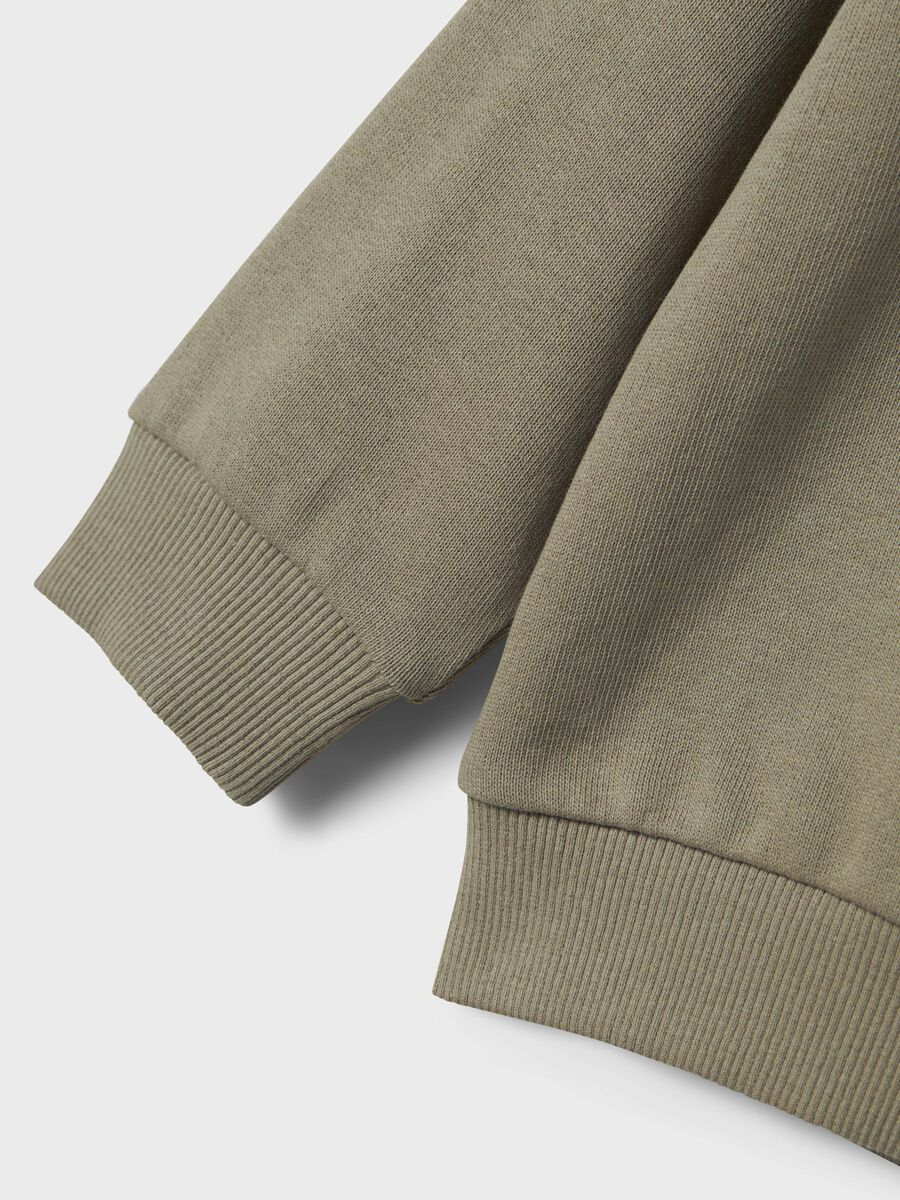 Dieses Sweatshirt aus ungebürstetem Sweatstoff bietet dank glatter Oberfläche und weichen Innenschlaufen hohen Tragekomfort. Mit Rundhalsausschnitt, langen Ärmeln und gerippten Bündchen ist es ein bequemer und moderner Alltagsbegleiter für Kinder.