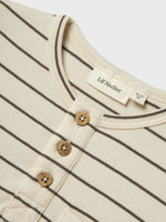 Beschreibung

Dieses Oberteil aus leichtem, dehnbarem Jersey bietet Ihrem Kind hohen Tragekomfort und Bewegungsfreiheit. Mit langem Ärmel, Rundhals-Kragen, Knopfverschluss und praktischer Brusttasche verbindet es Funktionalität mit modernem Stil.