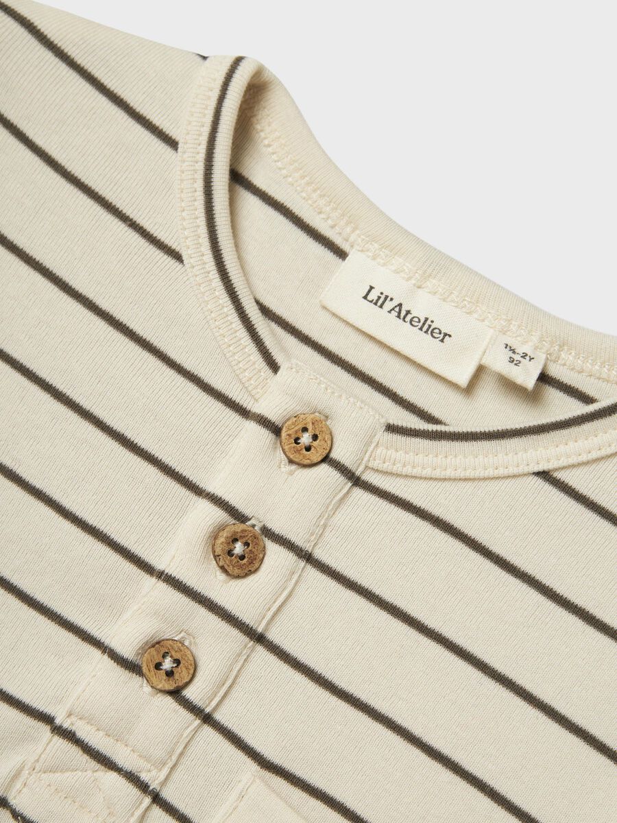 Beschreibung

Dieses Oberteil aus leichtem, dehnbarem Jersey bietet Ihrem Kind hohen Tragekomfort und Bewegungsfreiheit. Mit langem Ärmel, Rundhals-Kragen, Knopfverschluss und praktischer Brusttasche verbindet es Funktionalität mit modernem Stil.