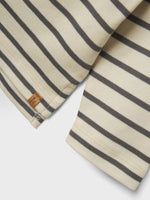 Beschreibung

Dieses Oberteil aus leichtem, dehnbarem Jersey bietet Ihrem Kind hohen Tragekomfort und Bewegungsfreiheit. Mit Rundhalsausschnitt und langen Ärmeln ist es ideal für den Alltag und kombiniert Bequemlichkeit mit modernem Stil.