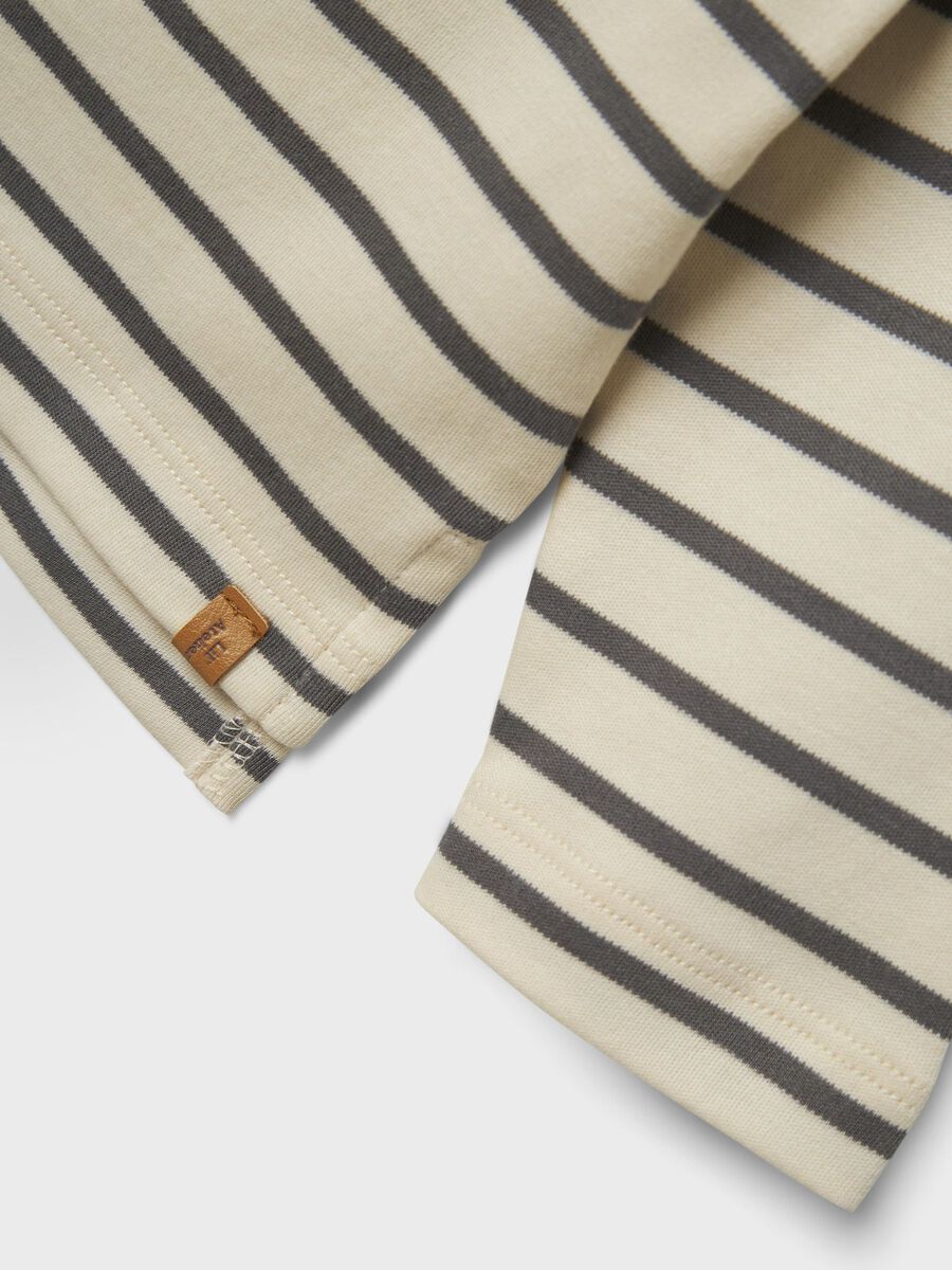 Beschreibung

Dieses Oberteil aus leichtem, dehnbarem Jersey bietet Ihrem Kind hohen Tragekomfort und Bewegungsfreiheit. Mit Rundhalsausschnitt und langen Ärmeln ist es ideal für den Alltag und kombiniert Bequemlichkeit mit modernem Stil.