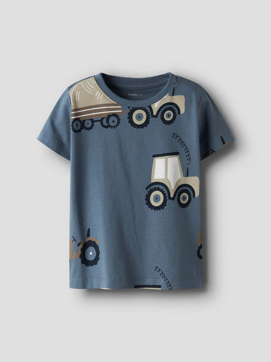 Dieses blaue T-Shirt von name it ist mit einem Muster aus beigen Traktoren versehen.