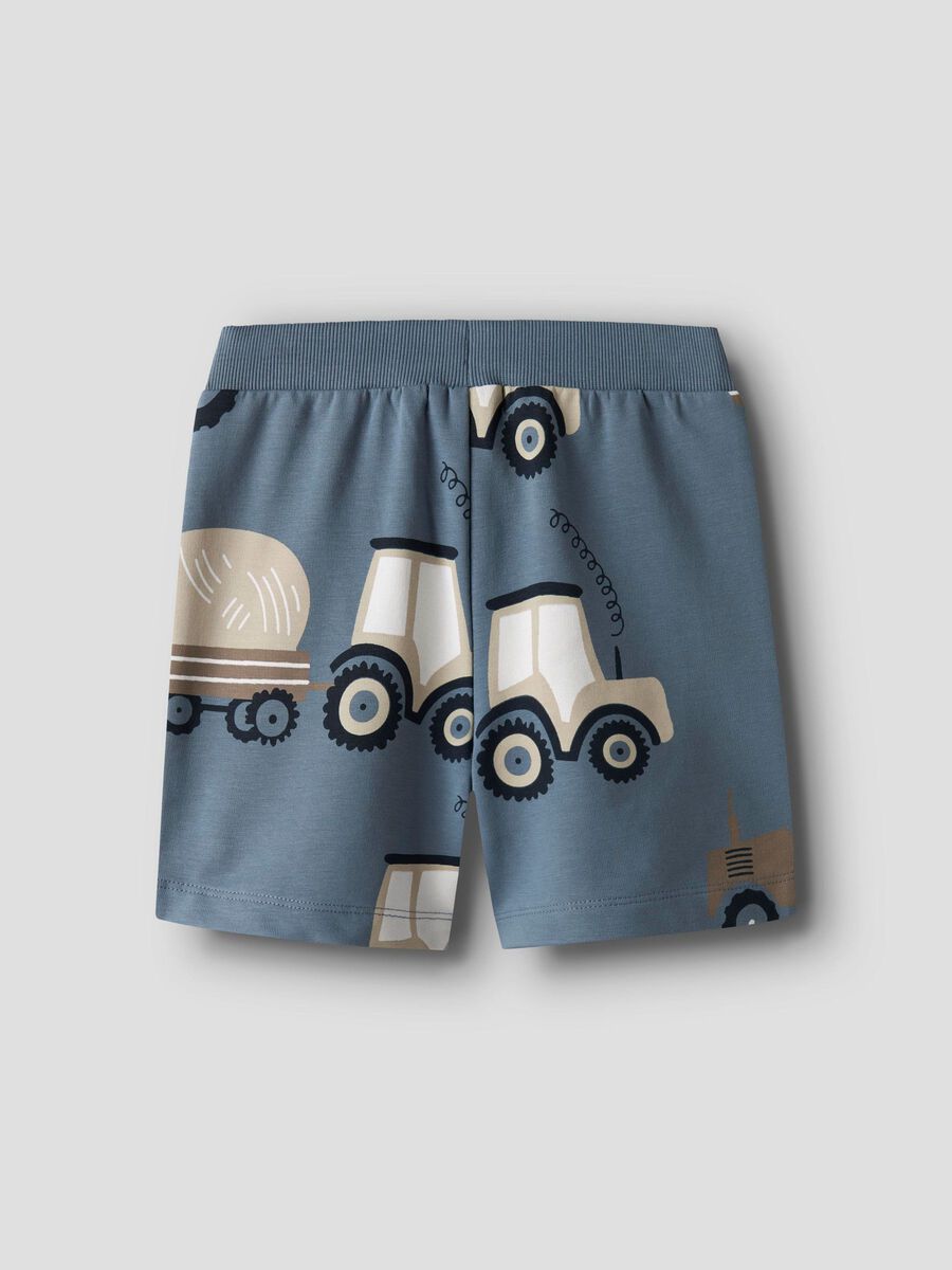 Diese blaue Shorts von name it besticht durch einen detailreichen Traktor-Print und verbindet Komfort mit kindgerechtem Design.