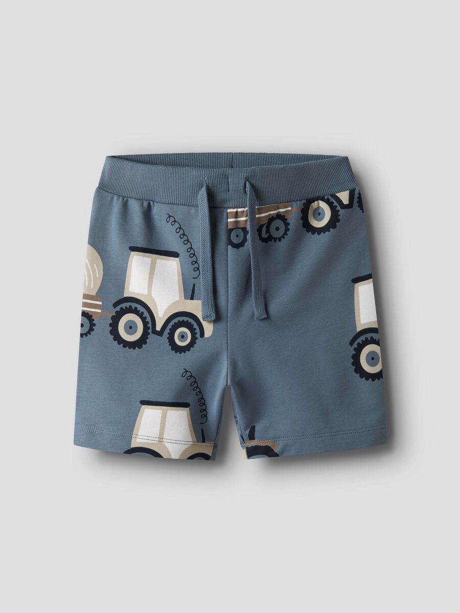 Diese blaue Shorts von name it besticht durch einen detailreichen Traktor-Print und verbindet Komfort mit kindgerechtem Design.