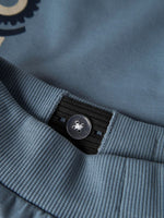 Diese blaue Shorts von name it besticht durch einen detailreichen Traktor-Print und verbindet Komfort mit kindgerechtem Design.