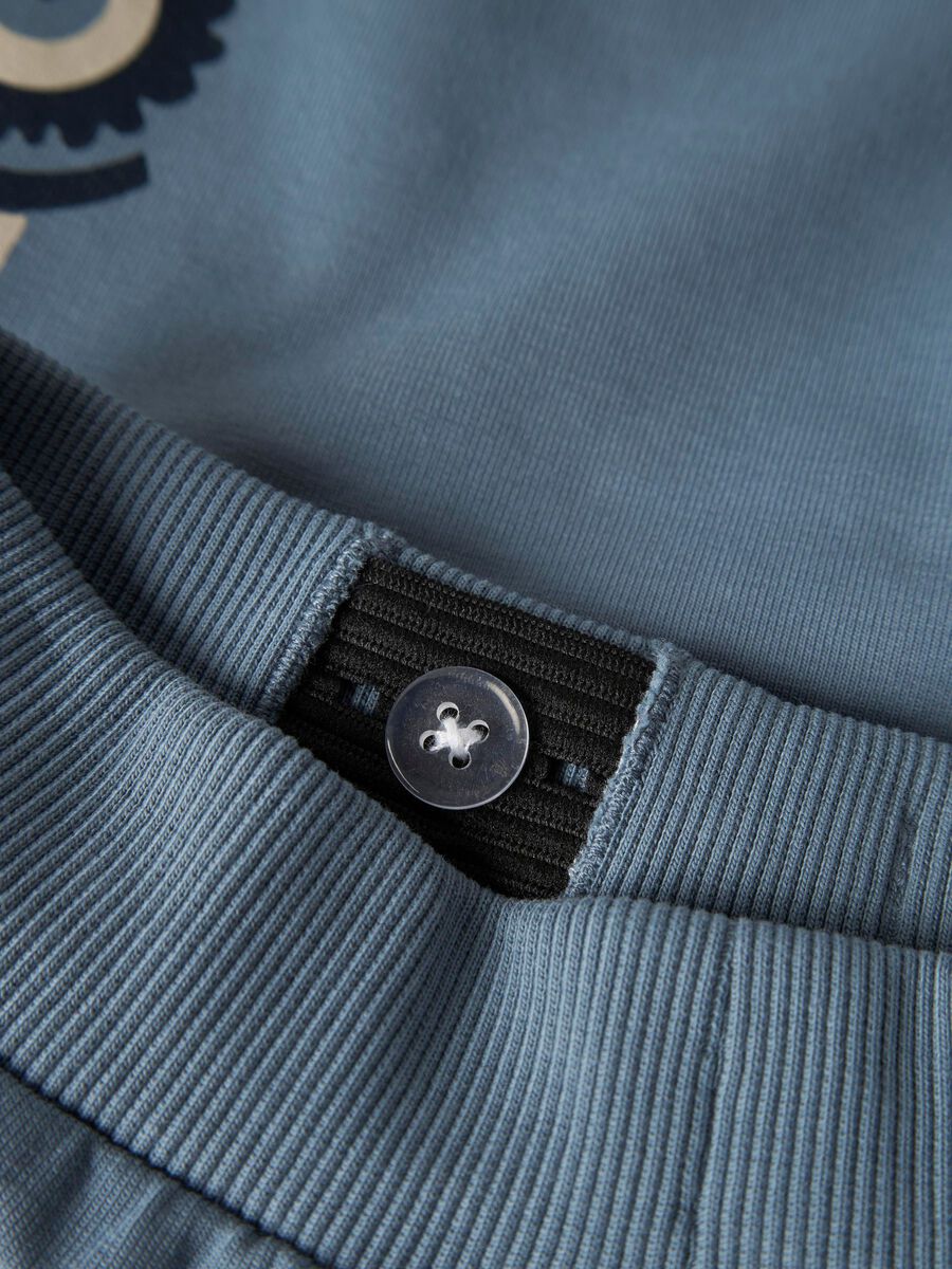 Diese blaue Shorts von name it besticht durch einen detailreichen Traktor-Print und verbindet Komfort mit kindgerechtem Design.