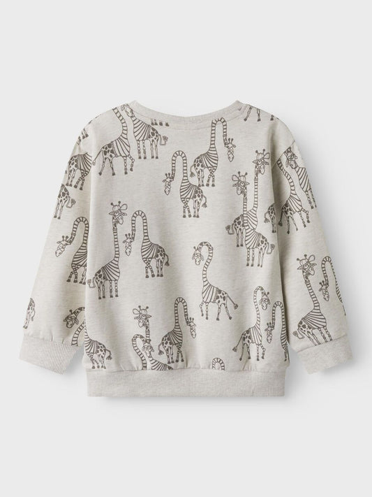 Dieses beige Sweatshirt von name it besticht durch einen durchgehenden Giraffen-Print, der dem Kleidungsstück einen einzigartigen Charakter verleiht.