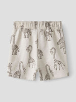 Die beige Short von name it zeichnet sich durch einen detailreichen Giraffen-Print aus, der dem Kleidungsstück eine besondere optische Raffinesse verleiht.