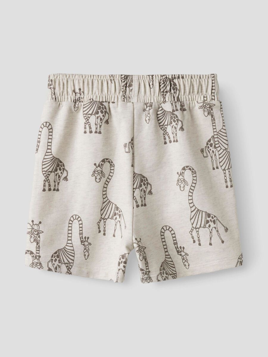 Die beige Short von name it zeichnet sich durch einen detailreichen Giraffen-Print aus, der dem Kleidungsstück eine besondere optische Raffinesse verleiht.