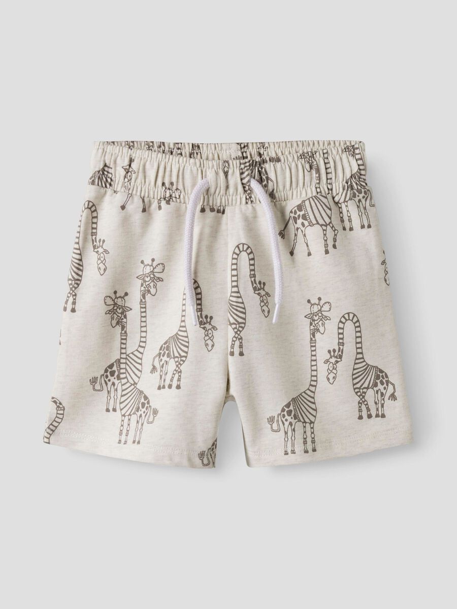 Die beige Short von name it zeichnet sich durch einen detailreichen Giraffen-Print aus, der dem Kleidungsstück eine besondere optische Raffinesse verleiht.