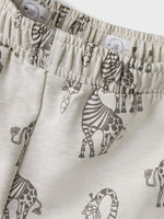 Die beige Short von name it zeichnet sich durch einen detailreichen Giraffen-Print aus, der dem Kleidungsstück eine besondere optische Raffinesse verleiht.