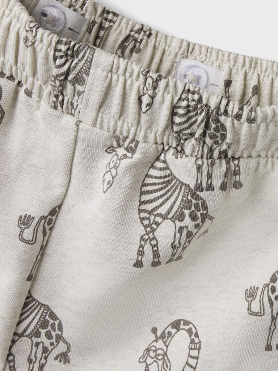 Die beige Short von name it zeichnet sich durch einen detailreichen Giraffen-Print aus, der dem Kleidungsstück eine besondere optische Raffinesse verleiht.