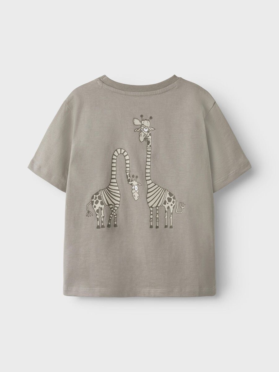 Dieses braune T-Shirt mit Giraffenmotiv von name it verbindet Komfort und verspieltes Design für einen einzigartigen Look.