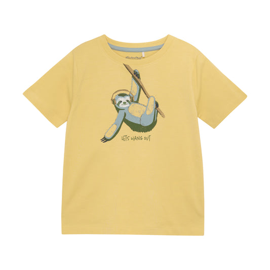Ein gelbes T-Shirt mit einem süßen Faultierprint von Minymo. Hergestellt aus hochwertiger Baumwolle für maximalen Komfort und Langlebigkeit. Perfekt für alle, die es lieben, lässig und gleichzeitig stylisch zu sein