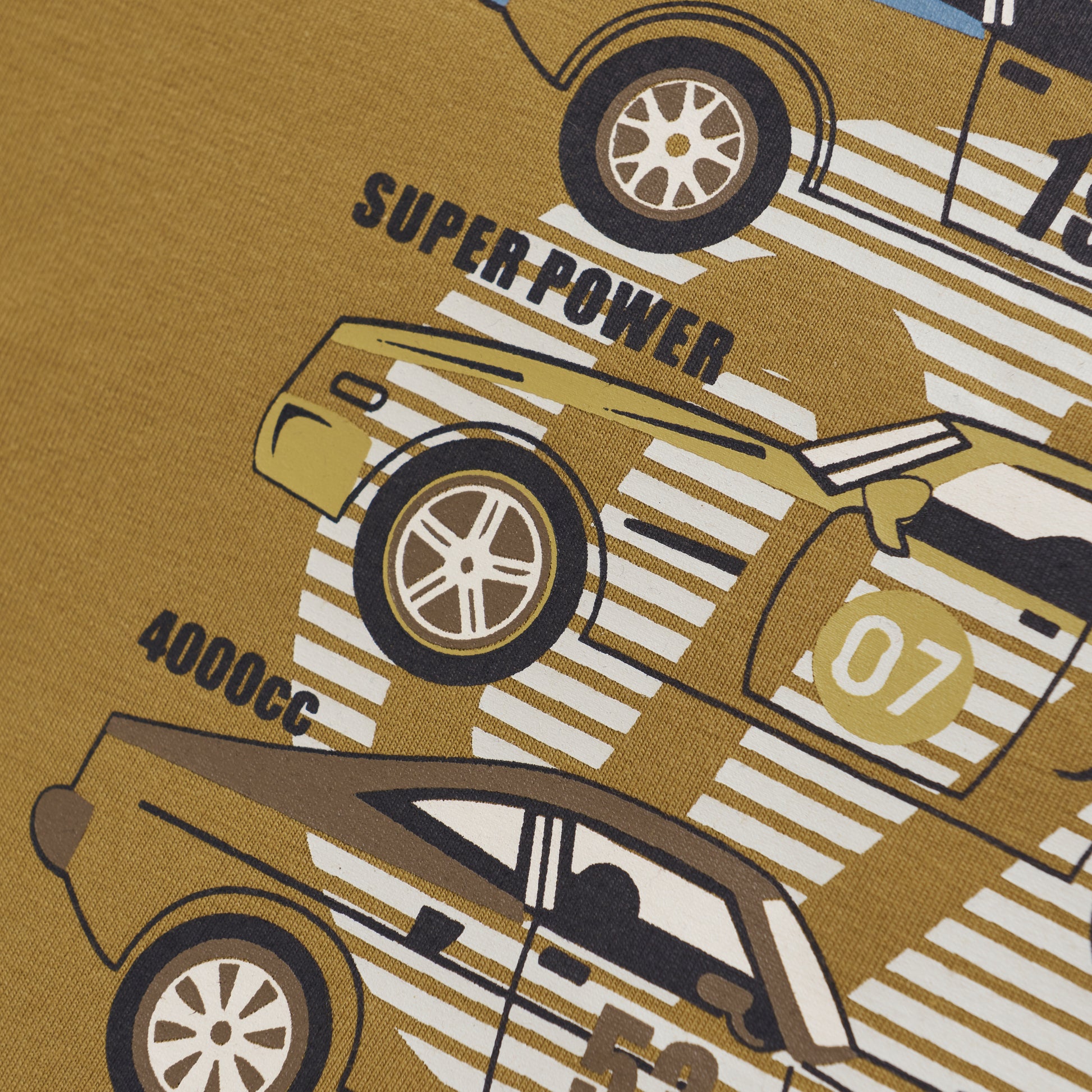 Dieses Langarmshirt in Braun mit Auto-Aufdruck ist das perfekte Kleidungsstück für coole Jungs. Der Aufdruck sorgt für einen trendy Look und die langen Ärmel eignen sich ideal für kältere Tage. Dank hochwertiger Materialien ist es besonders langlebig und bequem zu tragen. Mit diesem Shirt wird dein Kind zum Blickfang.