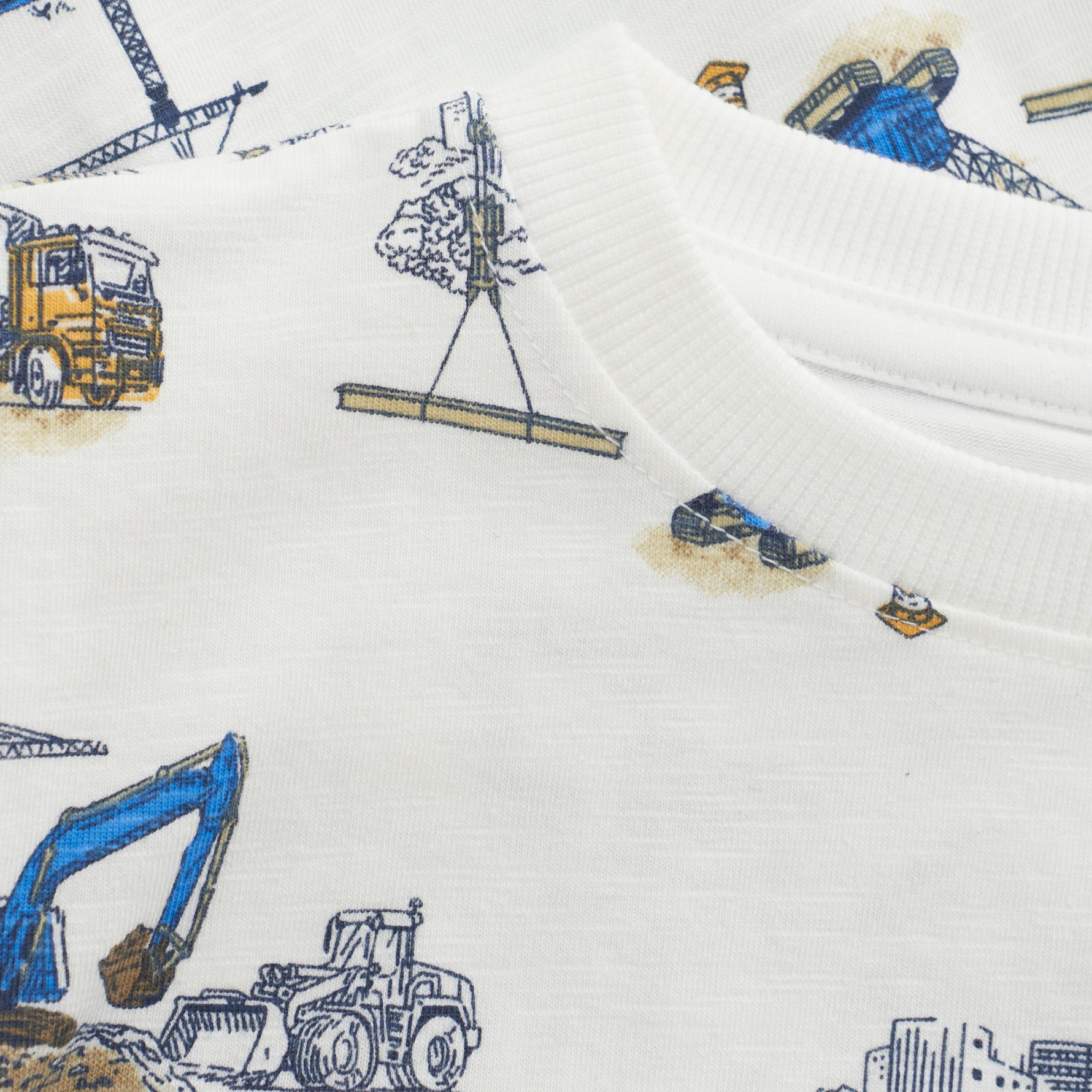 Dieses T-Shirt von MINYMO besticht durch seinen auffälligen Baustellen-Print und verleiht jedem Outfit einen originellen Akzent.