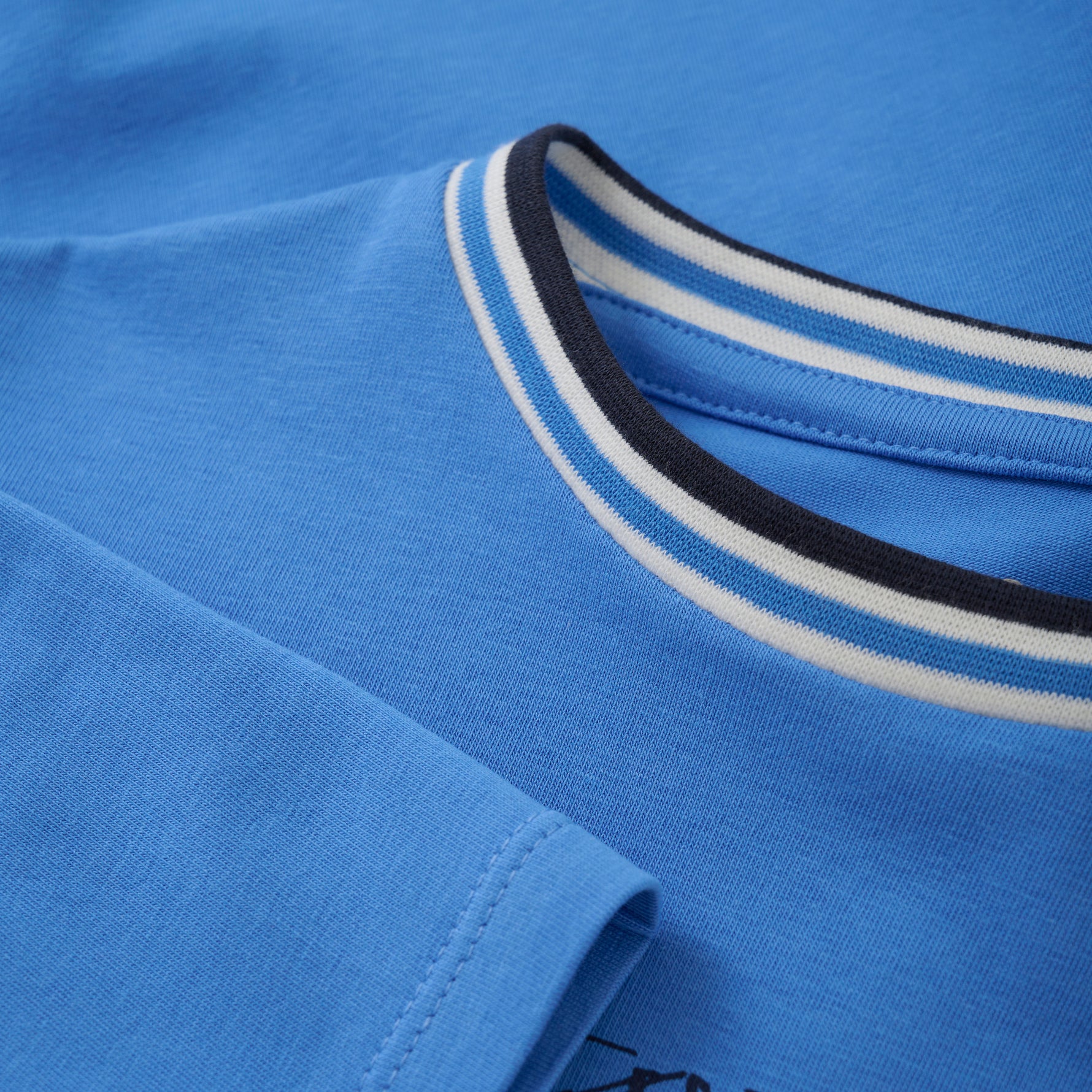 Fröhliches blaues T-Shirt von MINYMO, verziert mit charmanten Bau-Motiven für einen verspielten Look.