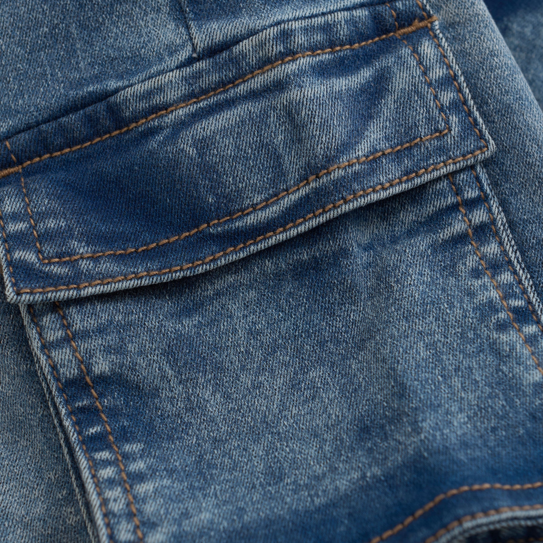 Entdecken Sie die vielseitige Cargo-Jeans von MINYMO, die Komfort und trendiges Design perfekt vereint.