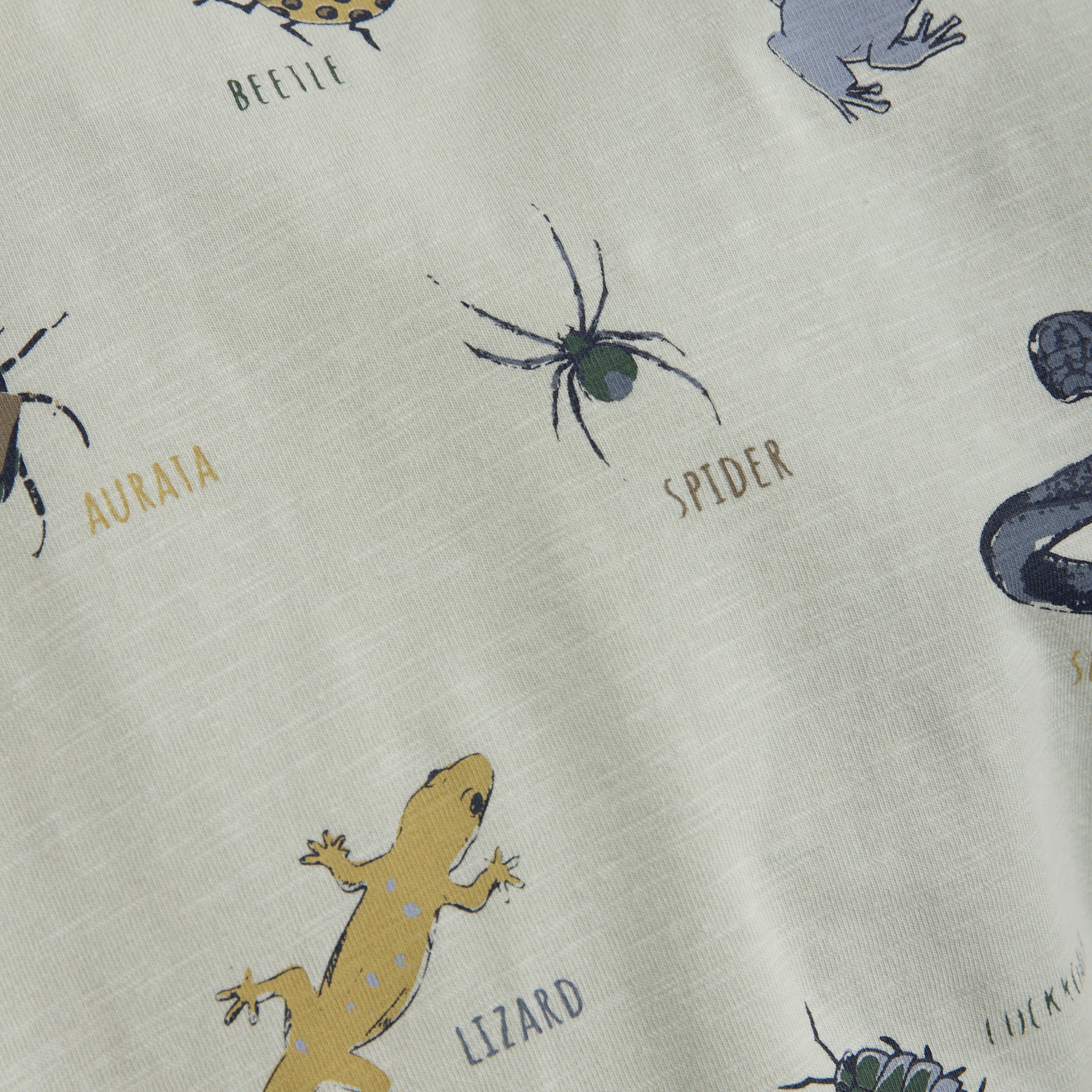 Dieses hellgrüne T-Shirt von MINYMO ist mit einem Insektenmotiv gestaltet und bietet einen frischen, natürlichen Look.