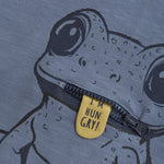 Dieses blaue Sweatshirt von MINYMO besticht durch ein niedliches Froschmotiv und sorgt für angenehmen Tragekomfort.