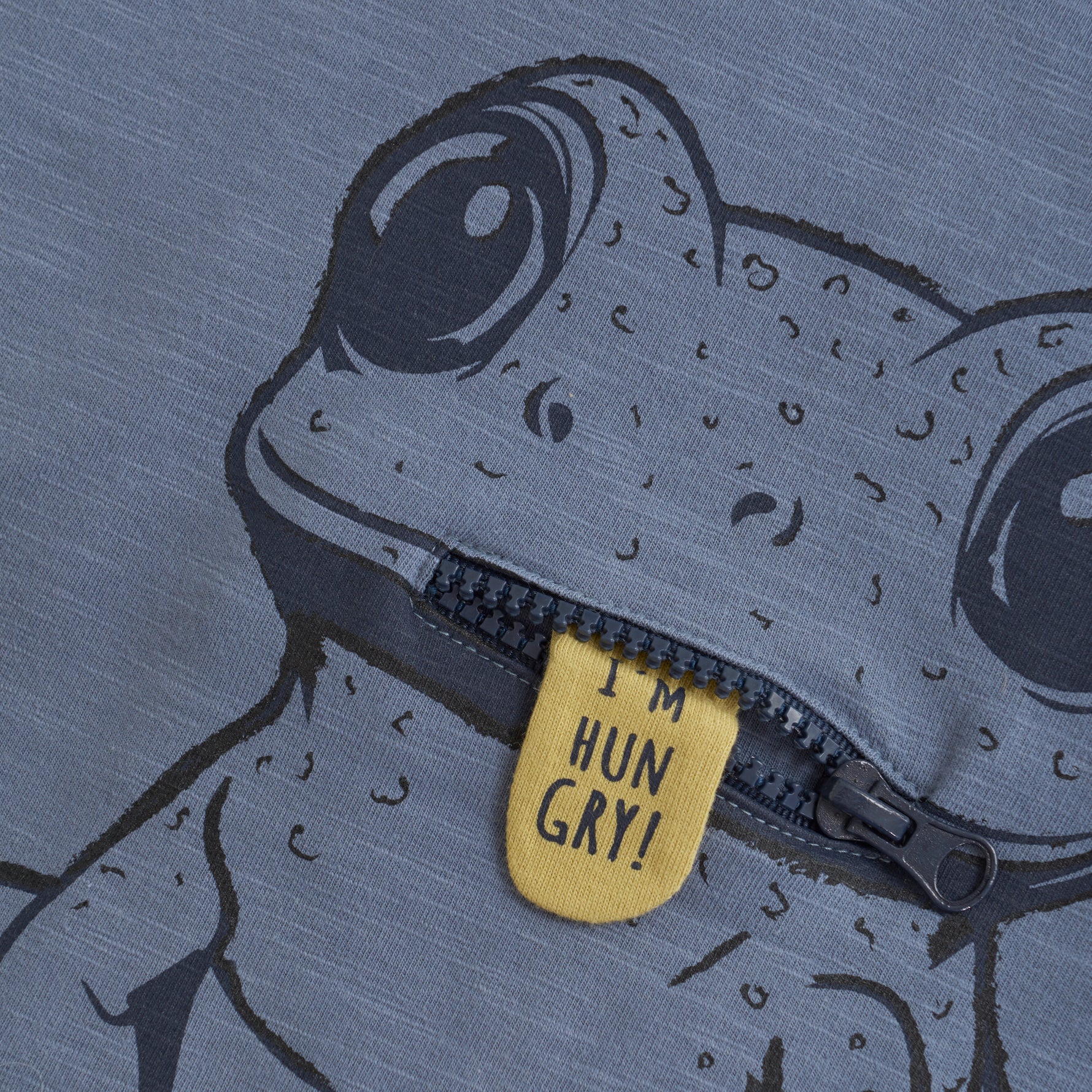 Dieses blaue Sweatshirt von MINYMO besticht durch ein niedliches Froschmotiv und sorgt für angenehmen Tragekomfort.