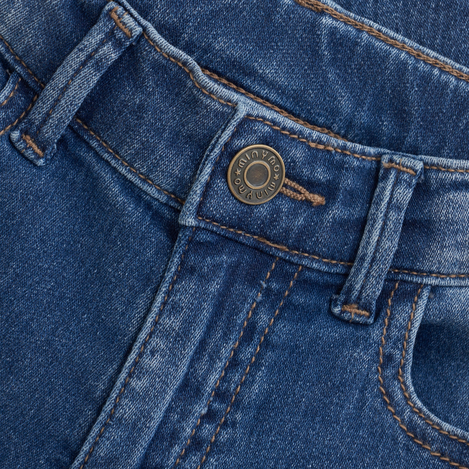 MINYMO präsentiert diese bequemen Jeans, die Stil und Komfort perfekt vereinen.