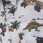 Das MINYMO Shirt besticht durch seinen detailreichen Dinosaurier-Print und verbindet Komfort mit einem markanten Design.