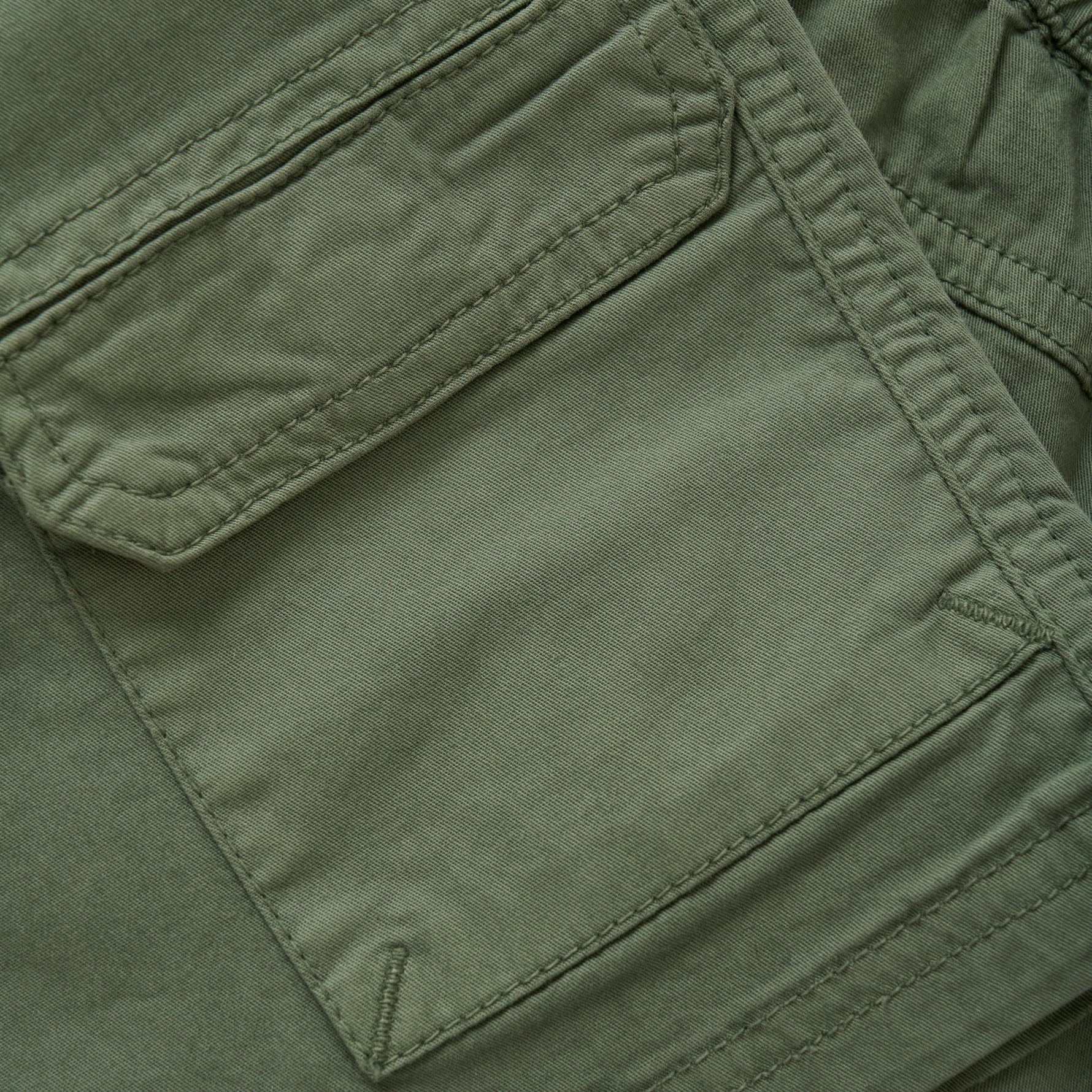 Diese grünen Shorts von MINYMO bieten eine bequeme Passform und sind ideal für warme Tage.