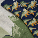 Dieses 3er-Pack Socken bietet dir drei verschiedene Designs mit Dinosaurier-Motiven, die für Abwechslung und Spaß sorgen.