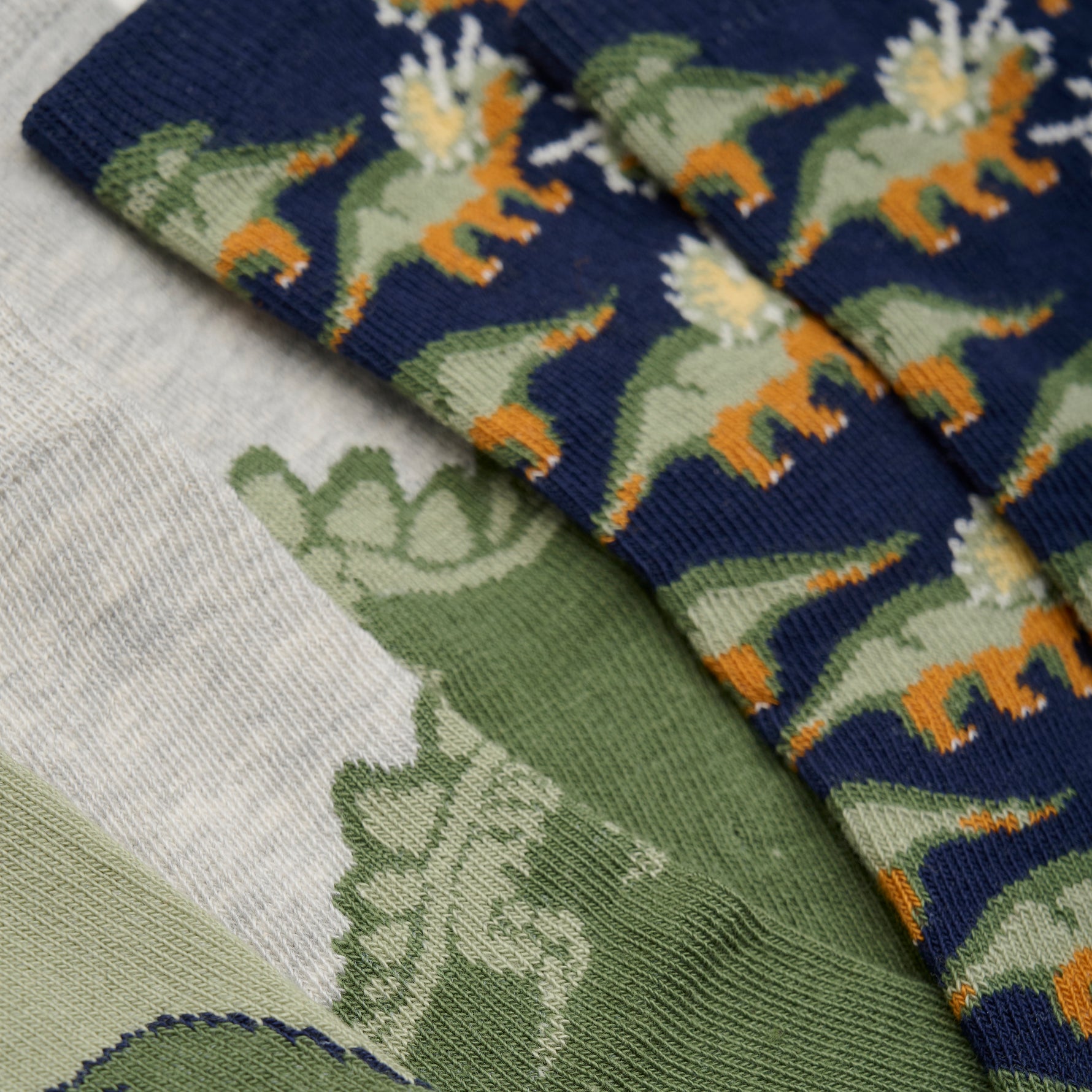 Dieses 3er-Pack Socken bietet dir drei verschiedene Designs mit Dinosaurier-Motiven, die für Abwechslung und Spaß sorgen.