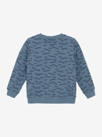 Dieses blaue Langarm-Sweatshirt von MINYMO besticht durch einen durchgehenden All-Over-Print mit dunkelblauen Schriftzügen und einem auffälligen Bananenmotiv – ein stylisches Must-have für jeden Tag.