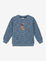 Dieses blaue Langarm-Sweatshirt von MINYMO besticht durch einen durchgehenden All-Over-Print mit dunkelblauen Schriftzügen und einem auffälligen Bananenmotiv – ein stylisches Must-have für jeden Tag.