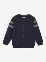 Dieser dunkelblaue Cardigan von MINYMO besticht durch zwei markante Streifen auf den Ärmeln und verleiht jedem Outfit eine sportlich-elegante Note.