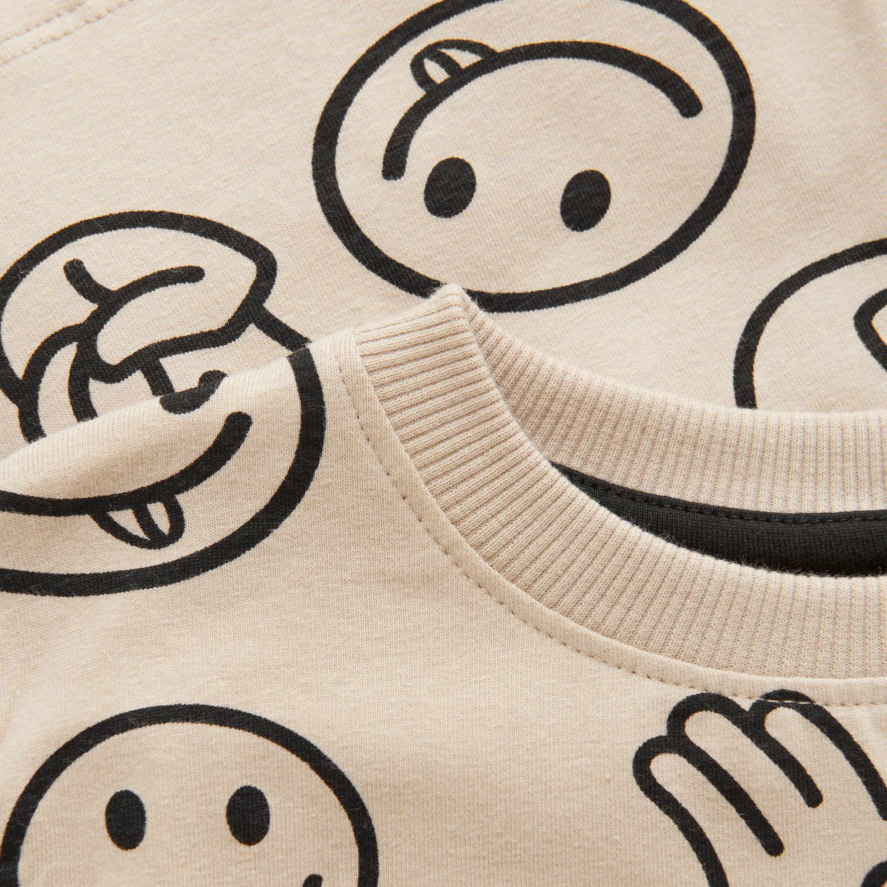 Dieses kurzärmelige T-Shirt von MINYMO besticht durch ein fröhliches Smiley-Motiv und sorgt für gute Laune im Alltag.