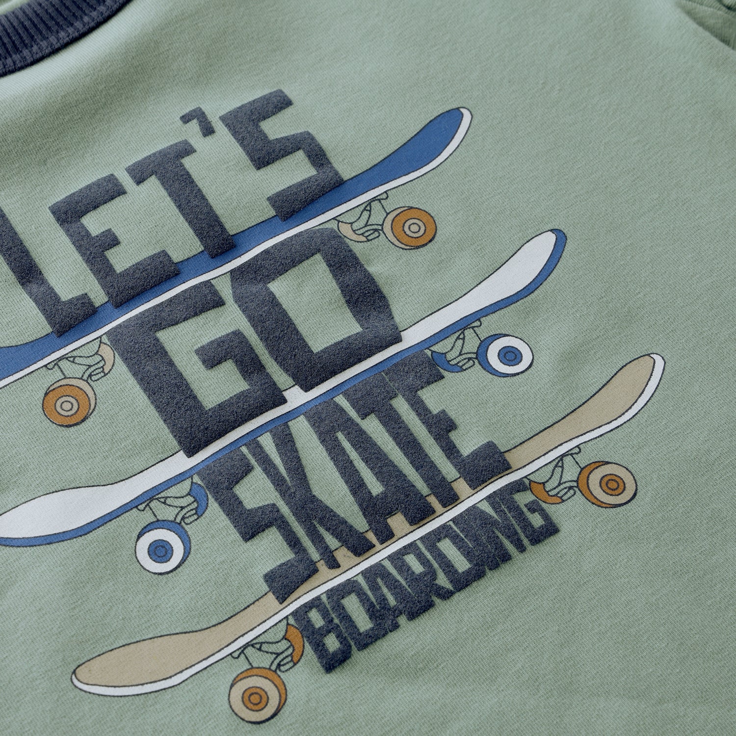 Kurzarm Shirt von MINYMO mit Skatermotiv.